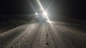 Zeci de drumuri &icirc;nchise din cauza zăpezii viscolite, &icirc;n județele Brăila, Galați, Buzău și Vrancea