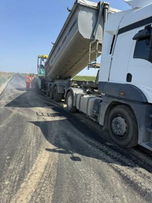 S-a &icirc;nceput turnarea asfaltului pe DJ212, din Ialomița!