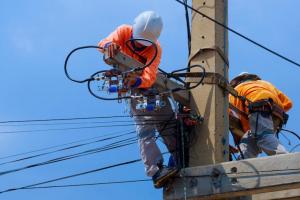 Localități gălățene fără curent electric, din cauza v&acirc;ntului puternic