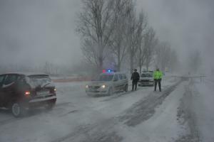Iarna &icirc;și intră &icirc;n drepturi: Trafic rutier oprit pe patru drumuri județene din cauza zăpezii