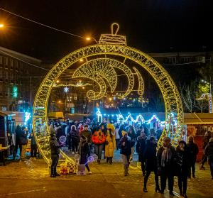 &bdquo;Orășelul lui Moș Crăciun&rdquo;: 35 de școli s-au &icirc;nscris la concursul de &icirc;mpodobit brazi